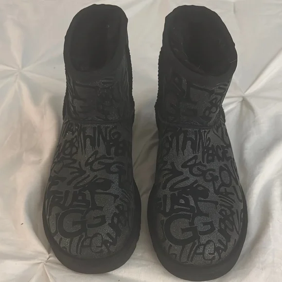 UGG Boots Black and Gray Patterned - Picture 2 of 10